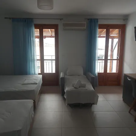 イン Karafelas スキアトスタウン