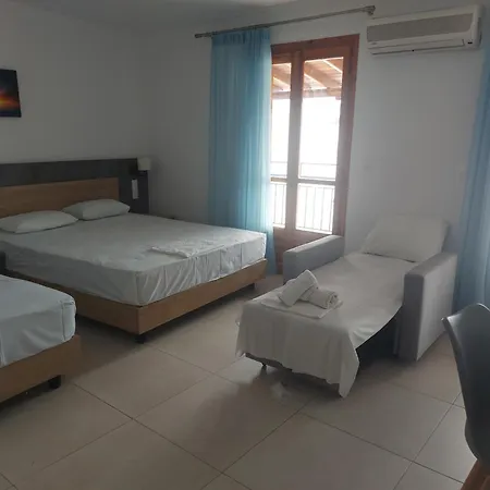 イン Karafelas スキアトスタウン